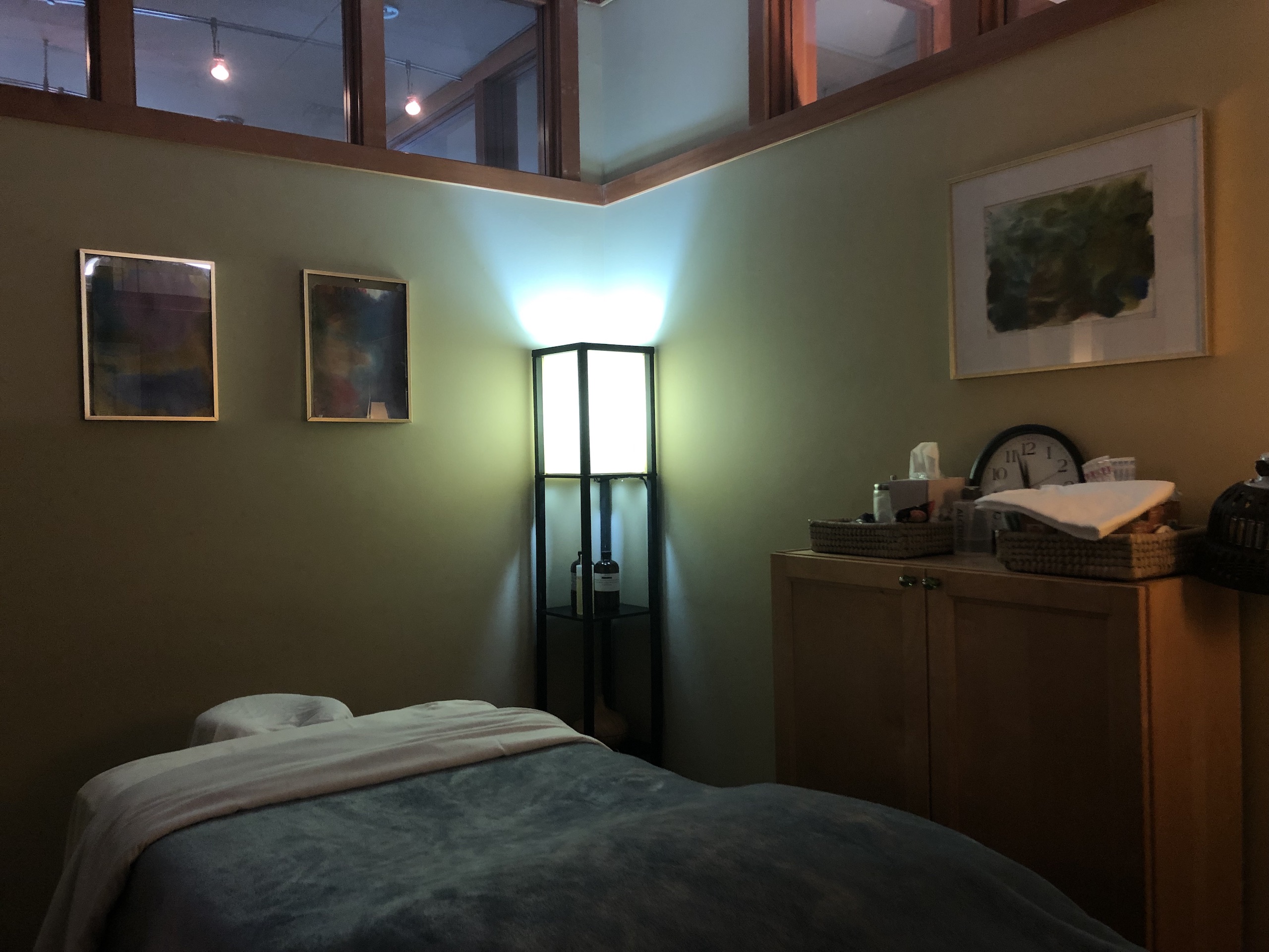 Massage room with lamp and windows at top of room
